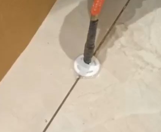 宝应瓷砖空鼓维修公司专业解答瓷砖在铺贴过程中，如果没有涂抹均匀到位的粘结材料（如水泥砂浆或瓷砖胶），可能会导致以下问题