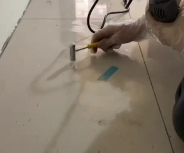 宝应瓷砖开裂维修公司专业分享瓷砖在铺贴前如果没有沥干水分，将会导致以下问题